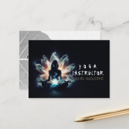 Yoga-instructrice meditatiehouding gloeiende nevel afsprakenkaartje