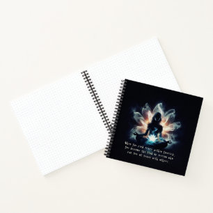 Yoga-instructrice meditatiehouding gloeiende nevel notitieboek