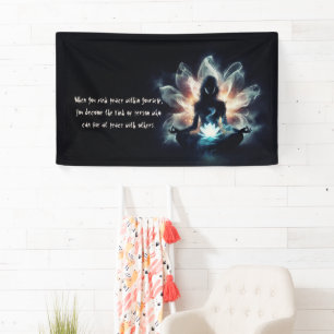 Yoga-instructrice meditatiehouding gloeiende nevel spandoek