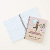 Yoga-instructrice Tree Pose Workout Meisje Aangepa Notitieboek (Binnen)