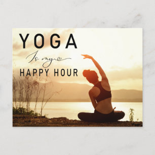 Yoga is mijn happy hour Vrouw die yogahouding doet Briefkaart