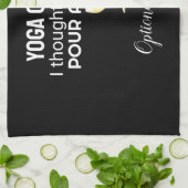 "Yoga les? Giet een glas" Quote keukenhanddoek (Gevouwen)