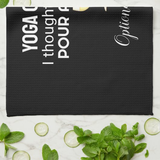 "Yoga les? Giet een glas" Quote keukenhanddoek (Gevouwen)