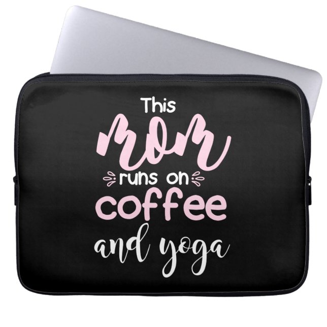 Yoga Lover | This Mom Runs On Coffee And Yoga Laptop Sleeve (Voorkant)