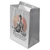 Yoga Meditatie Instructeur Reiki Master Lotus Pose Medium Cadeauzakje (Voorkant Gekanteld)