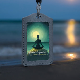 Yoga Meditatiehouding op Rots Volle Maan Sterren N Badge
