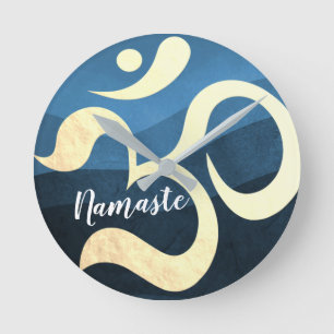 Yoga Meditation Instructor Blue and Gold OM-symboo Ronde Klok