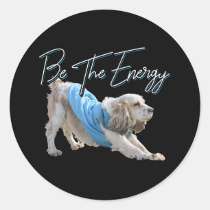 Yoga Neerwaartse Hond - Wees de Energie Quote Ronde Sticker