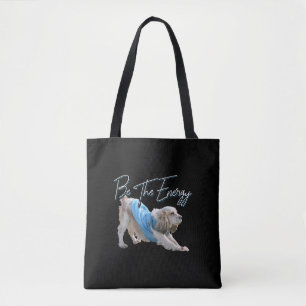Yoga Neerwaartse Hond - Wees de Energie Quote Tote Bag