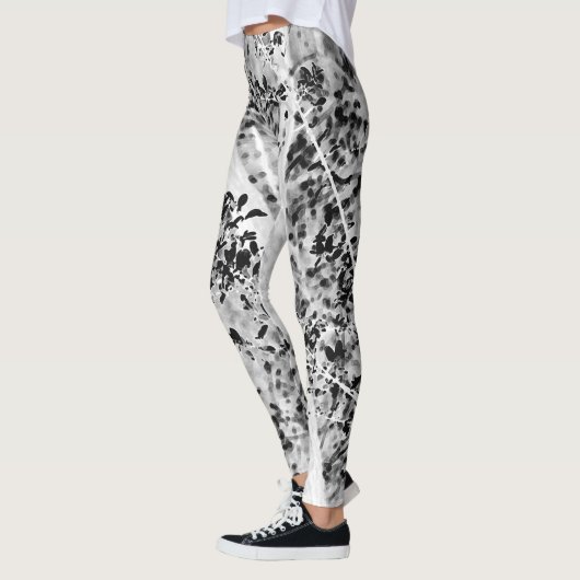 Yoga-oefening met zwarte en witte bladluis leggings (Links)