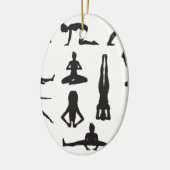 Yoga of pilaten stelt silhouettes op keramisch ornament (Links)