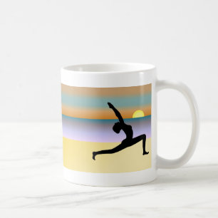 Yoga op de strand pose silhouette thea coffee koffiemok