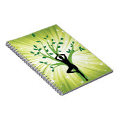 Yoga op groen met groeiende boom notitieboek (Rechterzijde)