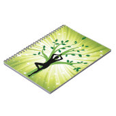 Yoga op groen met groeiende boom notitieboek (Linkerzijde)