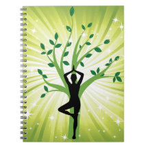 Yoga op groen met groeiende boom