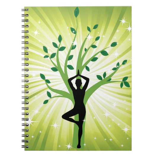 Yoga op groen met groeiende boom notitieboek (Voorkant)