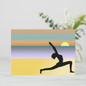 Yoga op het strand Aangepaste uitnodigingen (Staand voorkant)