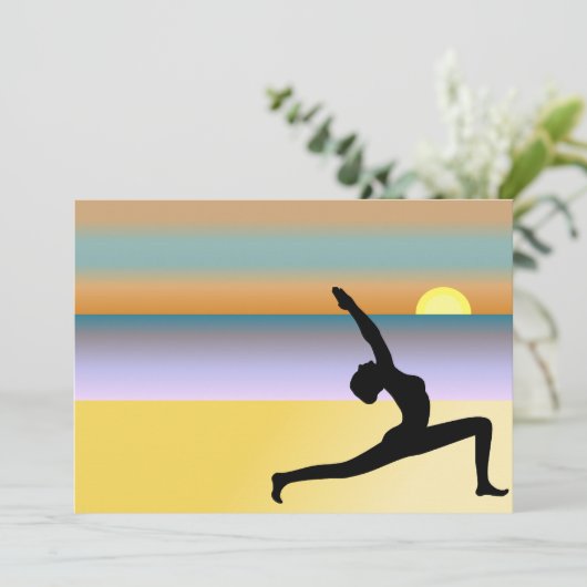 Yoga op het strand Aangepaste uitnodigingen (Staand voorkant)