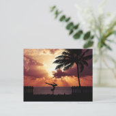 Yoga op het strand op Sunset Briefkaart (Staand voorkant)