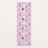 Yoga para mujer con delicadas flores sobre rosa yogamat (Voorkant)