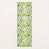 Yoga para mujer con delicadas flores sobre verde yogamat (Voorkant)