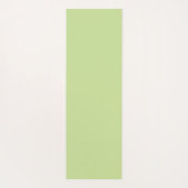 Yoga para mujer con delicadas flores sobre verde yogamat (Achterkant)