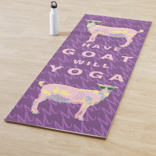 Yoga Pastels geit op Paarse monogram achtergrond Yogamat (In situ)