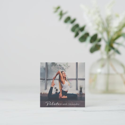 Yoga pilates instructeur elegante boho script foto vierkante visitekaartje (Staand voorkant)