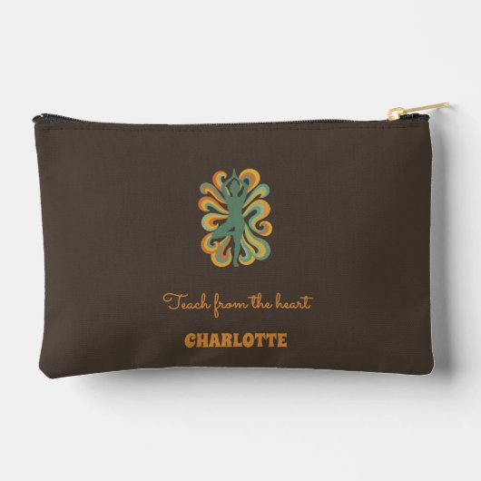 Yoga pose retro swirls name slogan taupe brown etui (Achterkant)