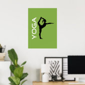 Yoga Pose Silhouette over groene achtergrond Poster (Thuiskantoor)