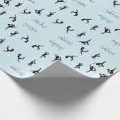 Yoga poses en tekstpatroon op blauw cadeaupapier (Hoek)