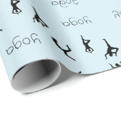 Yoga poses en tekstpatroon op blauw cadeaupapier (Rol Hoek)