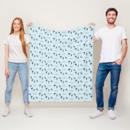 Yoga poses en tekstpatroon op blauw fleece deken