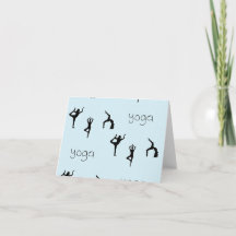 Yoga poses en tekstpatroon op blauw