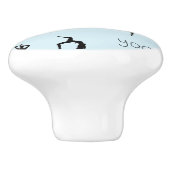 Yoga poses en tekstpatroon op blauw keramische knop (Zijkant)