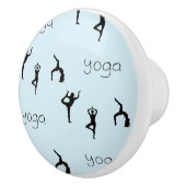Yoga poses en tekstpatroon op blauw keramische knop (Rechts)