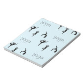 Yoga poses en tekstpatroon op blauw notitieblok (Linkerzijde)