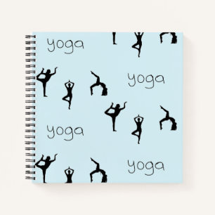 Yoga poses en tekstpatroon op blauw notitieboek