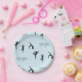 Yoga poses en tekstpatroon op blauw papieren bordje (Feest)