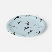 Yoga poses en tekstpatroon op blauw papieren bordje (Gekanteld)