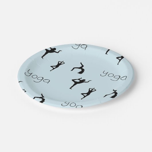 Yoga poses en tekstpatroon op blauw papieren bordje (Gekanteld)