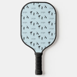Yoga poses en tekstpatroon op blauw pickleball paddle
