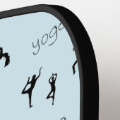 Yoga poses en tekstpatroon op blauw pickleball paddle (Links Detail)