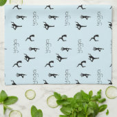 Yoga poses en tekstpatroon op blauw theedoek (Gevouwen)