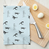 Yoga poses en tekstpatroon op blauw theedoek (Quarter Fold)