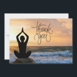 Yoga Positie Dank u kaart<br><div class="desc">Yoga Positie Dankjewel Kaart Het versturen van een yoga bedankkaart is de perfecte manier om je waardering te shows voor iemand die iets speciaals voor je heeft gedaan. Het prachtige afbeelding van een vrouw die yoga beoefent bij zonsondergang is de perfecte manier om dank je wel te zeggen.</div>