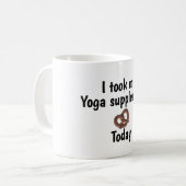 Yoga pretzel supplement koffiemok (Voorkant links)