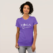 Yoga Queen paarse t shirt met boompose logo (Voorkant volledig)