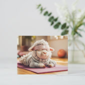Yoga schaap mediterend op mat feestdagenkaart (Staand voorkant)