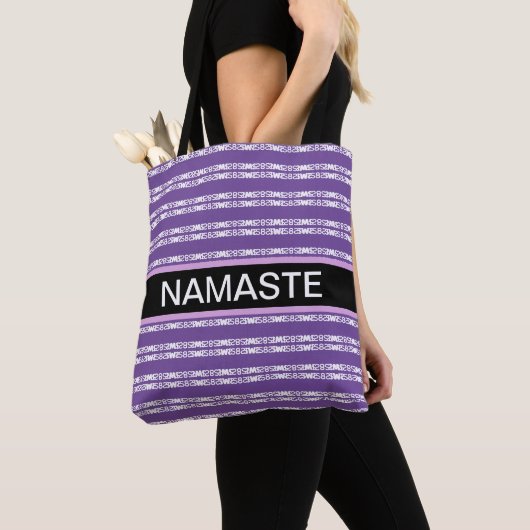 Yoga stijlvol wit gestreept patroon op violet tote bag (Dichtbij)